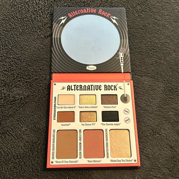 4 Eyeshadow palettes and MAC highlighter palette - Picture 6 of 16